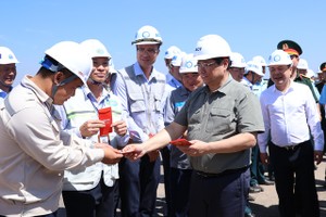 Thủ tướng lì xì, động viên kỹ sư, công nhân thi công Sân bay Long Thành - Ảnh: VGP/Nhật Bắc