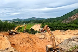 Thi công nền đường Dự án cải tạo, nâng cấp Quốc lộ 14E đoạn Km15+270 - Km89+700, tỉnh Quảng Nam. (Ảnh: Công Tú - báo Quảng Nam)