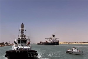 Tàu thuyền di chuyển trên kênh đào Suez của Ai Cập. Ảnh: Nguyễn Tùng/PV TTXVN tại Ai Cập