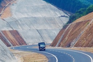 Một đoạn cao tốc Cam Lộ - La Sơn.