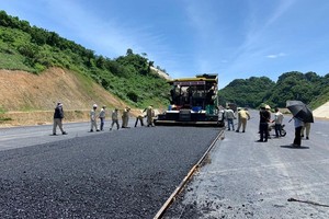 Thảm bê tông nhựa trên cao tốc Diễn Châu - Bãi Vọt.
