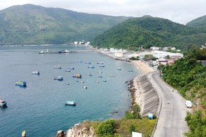 Phú Yên phát triển trung tâm logistics gắn với cảng biển Vũng Rô.