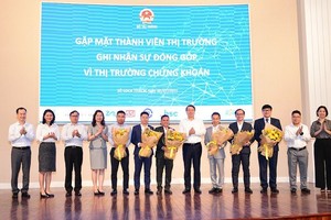 Thứ trưởng Bộ Tài chính Nguyễn Đức Chi (thứ 6 từ trái sang) tặng hoa cảm ơn các thành viên thị trường ngày 28/7/2022