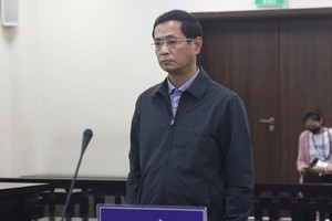 Cựu Giám đốc CDC Hà Nội Trương Quang Việt (bên trái) và bị cáo Lê Minh Tuyến tại tòa.