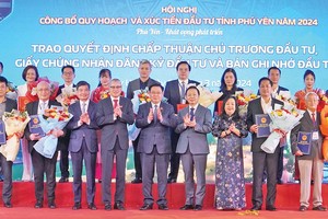 Chủ tịch Quốc hội Vương Đình Huệ, Phó Thủ tướng Trần Hồng Hà và lãnh đạo tỉnh Phú Yên chúc mừng các nhà đầu tư được trao quyết định chủ trương, chứng nhận đầu tư, điều chỉnh chủ trương đầu tư…