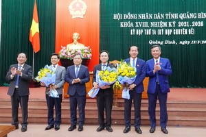 Lãnh đạo tỉnh Quảng Bình tặng hoa chúc mừng tân Phó Chủ tịch HĐND tỉnh (thứ hai, trái ảnh), Phó Chủ tịch UBND tỉnh (thứ ba, phải ảnh) và Ủy viên UBND tỉnh Quảng Bình (thứ hai, phải ảnh)