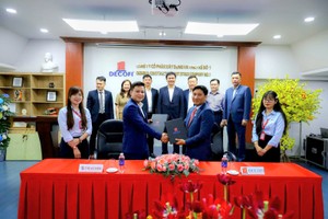 Ông Phạm Đăng Khoa, Tổng giám đốc Tracodi (trái) và ông Nguyễn Minh Tâm, Tổng giám đốc Decofi (phải) cùng ký kết thỏa thuận hợp tác chiến lược