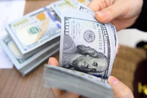 Hạ giá USD, ngăn đầu cơ tỷ giá