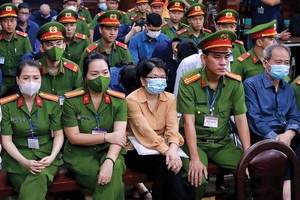 Bị cáo Đỗ Thị Nhàn (thứ 2, từ phải sang) tại phiên tòa