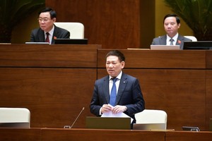 Bộ trưởng Bộ Tài chính Hồ Đức Phớc trả lời chất vấn.