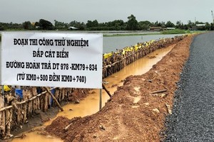 Thí điểm sử dụng cát biển cho đoạn tuyến hoàn trả ĐT978 thuộc dự án thành phần đoạn Hậu Giang - Cà Mau.
