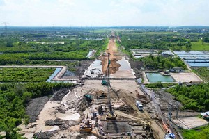 Thi công đoạn tuyến phía Đông, Dự án cao tốc Bến Lức - Long Thành.