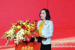 Trưởng ban Công tác đại biểu Nguyễn Thị Thanh báo cáo tại Hội nghị.