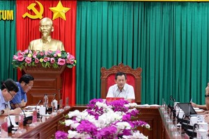 Thường trực Tỉnh ủy Kon Tum nghe Ban cán sự đảng UBND tỉnh báo cáo về tình hình thực hiện Dự án Nhà máy điện gió Kon Plông. Ảnh: V.H