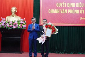 Chủ tịch UBND tỉnh Quảng Bình Trần Thắng trao quyết định bổ nhiệm cho ông Nguyễn Hoài Nam, Chánh Văn phòng UBND tỉnh