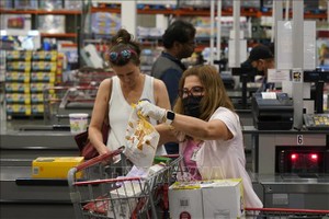Người dân mua sắm tại siêu thị ở Foster, Mỹ, ngày 29/6/2023. Ảnh: THX/TTXVN