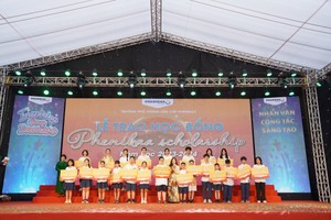 Lễ trao học bổng Phenikaa Scholarship năm học 2023 - 2024 được diễn ra long trọng tại trong lễ khai giảng của Nhà trường.