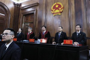 Hội đồng xét xử đề nghị các luật sư lưu ý khi sử dụng các tài liệu trong phần bào chữa của mình.