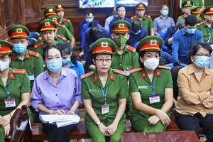 Bị cáo Trương Mỹ Lan (hàng đầu, thứ hai từ trái qua) tại tòa