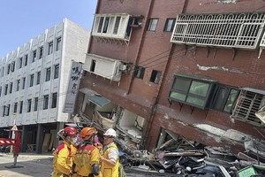 Đội tìm kiếm cứu nạn bên ngoài tòa nhà bị sập một phần ở Hoa Liên, Đài Loan vào ngày 3/4/2024. Ảnh: AP