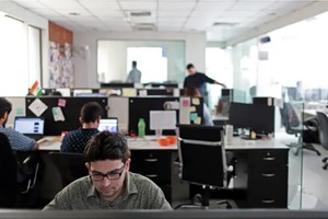 Nhân viên làm việc tại trụ sở của nhà phát triển hệ thống bảo mật Staqu Technologies ở thành phố Gurugram, Ấn Độ. Ảnh: Bloomberg