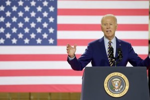 Tổng thống Mỹ Joe Biden nhận xét về nền kinh tế Mỹ và nỗ lực của chính quyền ông nhằm phục hồi ngành sản xuất chế tạo của nước này, trong chuyến thăm Flex LTD, một nhà máy sản xuất bộ chuyển đổi vi mô năng lượng mặt trời, ở bang South Carolina, ngày 6/7/2023. Ảnh: Reuters