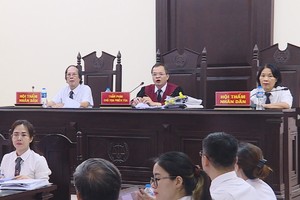 Hội đồng xét xử Tòa án Nhân dân quận Nam Từ Liêm trong vụ "trùm" đường dây đánh bạc Nguyễn Minh Thành.