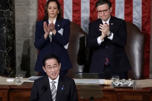 Phó tổng thống Mỹ Kamala Harris và Chủ tịch Hạ viện Mỹ Mike Johnson vỗ tay khi Thủ tướng Nhật Bản Fumio Kishida phát biểu tại cuộc họp chung của Quốc hội ở Washington, Mỹ vào ngày 11/4/2024. Ảnh: Reuters