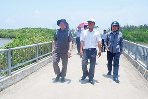 Chủ tịch UBND tỉnh Bến Tre Trần Ngọc Tam (bìa trái) khảo sát vùng ven biển huyện Thạnh Phú để mời gọi đầu tư phát triển du lịch ven biển