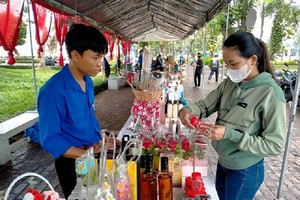 Quầy trưng bày các sản phẩm đặc sản, khởi nghiệp tại “Ngày hội tuổi trẻ sáng tạo - Kết nối khởi nghiệp” tổ chức ngày 25- 26. 3. 2024 tại TP. Cao Lãnh. Nguồn: dongthap.gov.vn