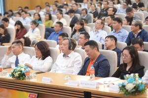 Số lượng cổ đông tham dự đại cổ đông thường niên 2024 của FPT vượt quá dự kiến, khiến Ban tổ chức phải bố trí thêm phòng họp phụ