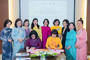 Đại diện HNEW và VWFE cùng ký Thỏa thuận hợp tác giữa hai bên