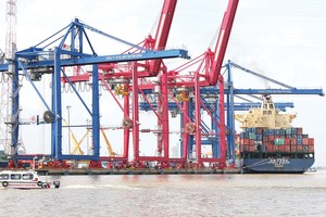 Hoạt động xuất nhập khẩu hàng hóa tại cảng Cát Lái (TP.HCM) Ảnh: Lê Quân