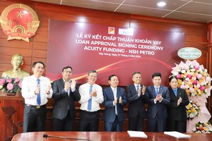 Tân Tổng giám đốc NSH Petro Ranjit Prithviraj Thambyrajah (thứ 3 từ phải qua), tân Phó tổng giám đốc Nguyễn Việt Anh (thứ 2 từ phải qua) tại Lễ ký kết chấp thuận khoản vay giữa NSH Petro với Acuity Funding