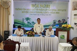 Ông Võ Thanh Tùng, Phó chủ tịch UBND huyện Châu Thành cung cấp thông tin tại buổi Họp báo