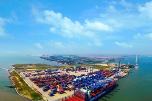 Một góc Bến cảng container quốc tế Tân Cảng Hải Phòng.