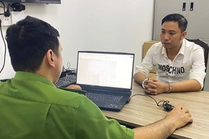 Công an lấy lời khai một đối tượng trong băng nhóm lừa đảo bị bắt tháng 4/2024