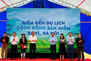 Các đại biểu công bố Điểm đến du lịch cộng đồng bản Miền. (Ảnh: Hoàng Quyên)