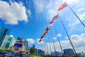 TP.HCM trang hoàng rực rỡ đón lễ 30/4 và 1/5