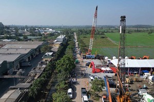 Máy móc thi công một đoạn Dự án đường Vành đai 3 đoạn qua huyện Hóc Môn, TP.HCM - Ảnh: Lê Toàn