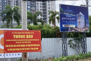 Sau 2 lần bị mất biển cảnh báo, UBND phường Dĩ An lại "đầu tư" cắm biển cảnh báo mới về việc mua nhà tại dự án Charm Diamond, với lý do dự án chưa đủ pháp lý. 