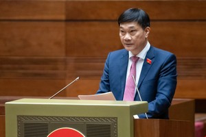 Chủ nhiệm Ủy ban Kinh tế Vũ Hồng Thanh trình bày báo cáo thẩm tra.