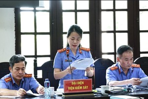 Đại diện Viện Kiểm sát Nhân dân tỉnh Lào Cai thực hành quyền công tố và kiểm sát xét xử tại phiên tòa.