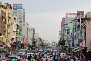 Thu phí xe ô tô lưu thông vào khu vực trung tâm Thành phố là nội dung phức tạp do đó cần phải có đơn vị tư vấn có năng lực chuyên môn, kinh nghiệm và uy tín để thực hiện thông qua việc xây dựng Đề án. Ảnh: Trọng Tín