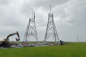 Kỹ sư, công nhân Công ty Truyền tải điện 1 tham gia dựng cột vị trí 17 Dự án đường dây 500kV NMNĐ Nam Định I - Thanh Hóa