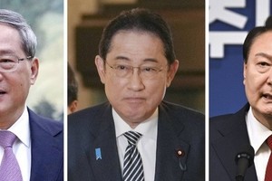 Tổng thống Yoon Suk Yeol (phải) sẽ hội đàm với Thủ tướng Trung Quốc Lý Cường (trái) và Thủ tướng Nhật Bản Fumio Kishida (giữa) vào ngày 27/5. (Nguồn: EPA)
