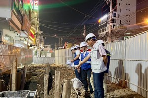 Các kỹ sư, công nhân đang miệt mài di dời hạ tầng kỹ thuật để có mặt bằng làm tuyến metro số 2. Ảnh: Lê Toàn