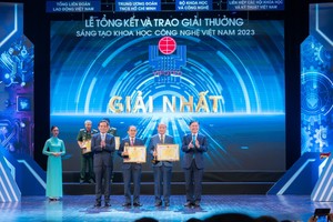 Chủ tịch HĐQT Tập đoàn Phenikaa – PGS. TS Hồ Xuân Năng – Chủ nhiệm công trình & GS. TSKH Trần Vĩnh Diệu – Đồng Chủ nhiệm đại diện nhóm nghiên cứu nhận Giải Nhất lĩnh vực công nghệ vật liệu