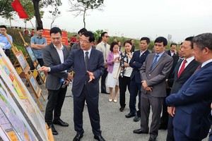 Ông Nguyễn Hoàng, Chủ tịch HANSIBA báo cáo tiến độ Khu công nghiệp hỗ trợ Nam Hà Nội với lãnh đạo UBND TP. Hà Nội