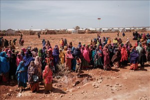 Người dân chờ được phát lương thực cứu trợ tại trại tị nạn ở Baidoa, Somalia. Ảnh tư liệu: AFP/TTXVN
